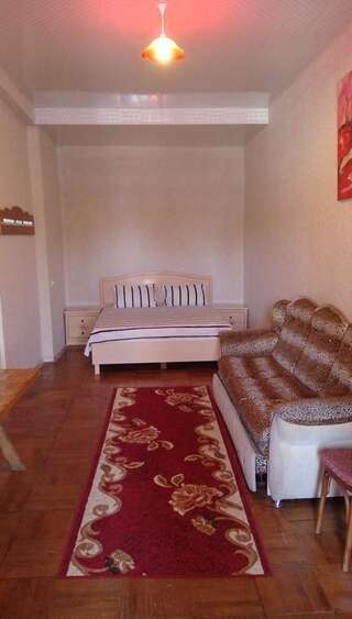 Отель Hotel Golden Fleece Кутаиси Семейный номер с ванной комнатой-3