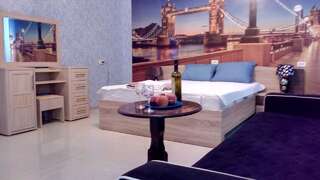 Отель Hotel Golden Fleece Кутаиси Трехместный номер Делюкс-1