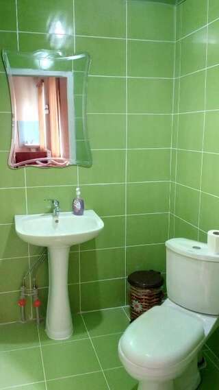 Отель Hotel Golden Fleece Кутаиси Кровать в общем 8-местном номере для мужчин и женщин-4